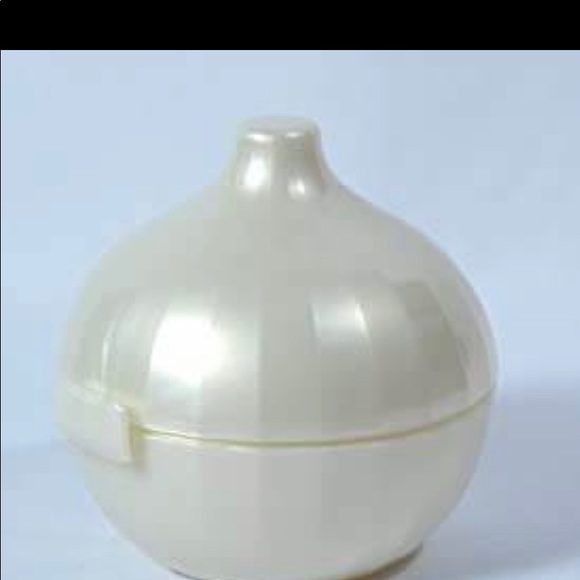 Tupperware brand onion and garlic keeper. EUC - Picture 2 of 2